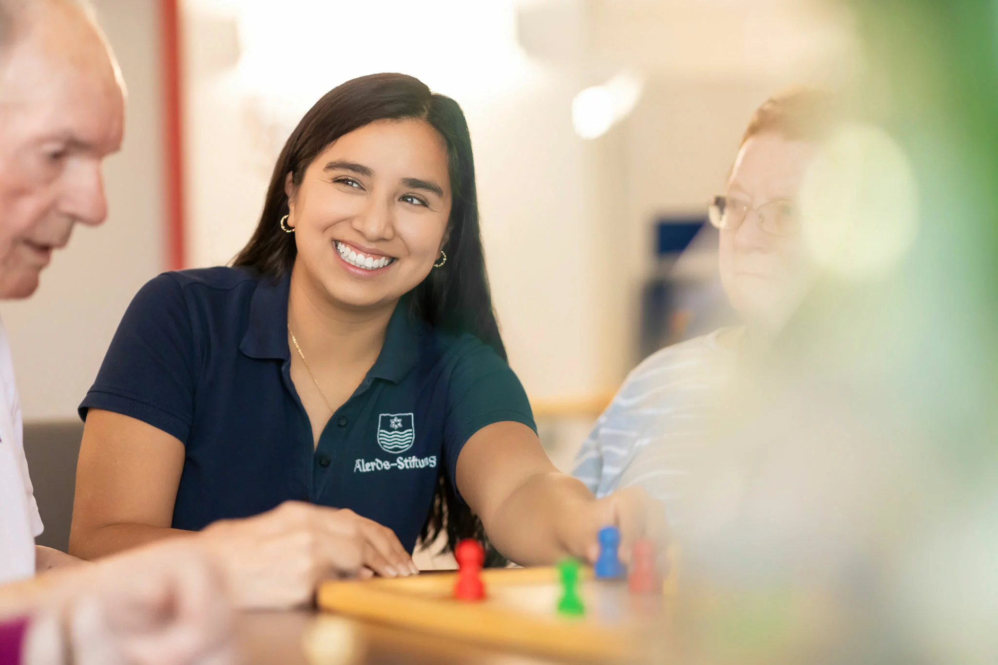 Das FSJ bei Alerds Stiftung ist perfekter Einstieg in die Arbeitswelt Pflege. FSJlerin erfreut über Einstieg in die Arbeitswelt Pflege