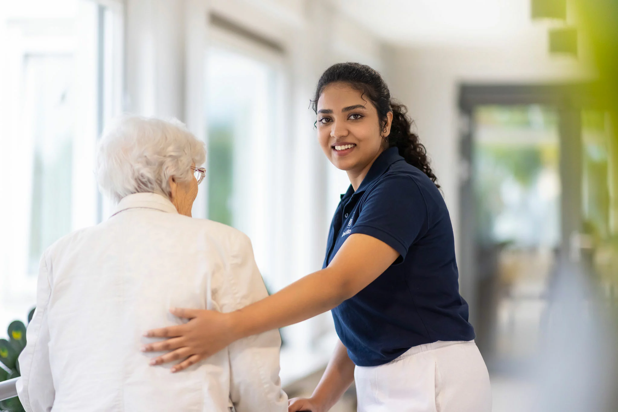 Pflegekräfte und alternative Wohnformen für Senior:innen Pflegekraft mit Seniorin