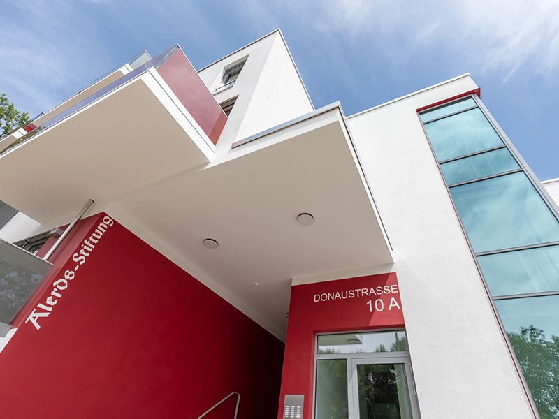 Wir empfangen Sie, wie unser Gebäude es tut: einladend und freundlich. Alerds-Stiftung modernes Servicewohnen